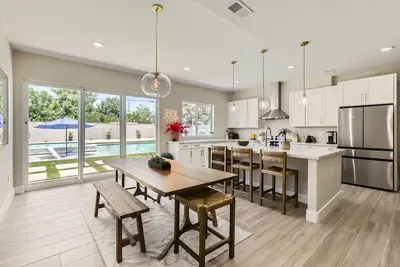Image de Modern Desert Getaway w/ Pool, Spa & Tesla Charger