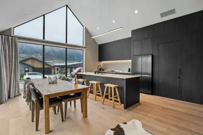 Image de Alpine Glow: Jack's Point Retreat