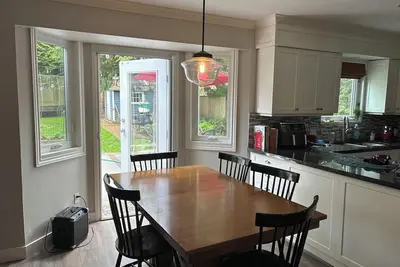 Image de 3-bedroom house in fantastic South Surrey / White Rock - big yard, fitness room