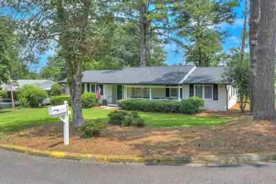 Image de Year-Round Charming 5-Bedroom Retreat One Block from Historic Magnolia Lane