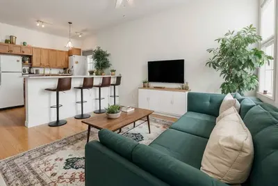 Image de City Charm + Space: Furnished 4br Apt