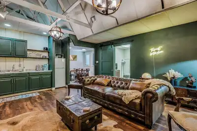 Image de 3br Downtown Boho Hydeaway with Epic Garage Hangout for small gatherings