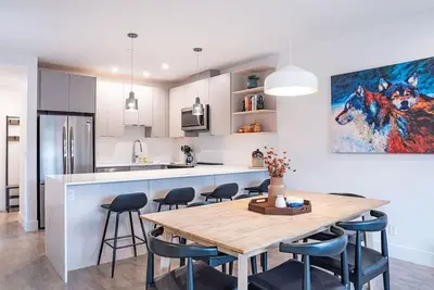 Image de Bluebird Daze: Mackenzie Village Condo w/ Hot Tub