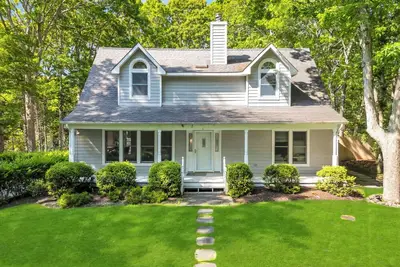 Image de Classic Southampton Escape with Private Pool, Lush Yard & Ideal Village Location