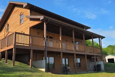 Image de Spacious 6-bedroom house in rural Versailles with many amenities included.