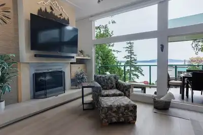 Image de Ocean views, heated pool and private beach on Vancouver Island. \nInn of the Sea!