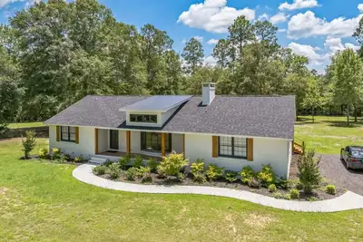 Image de Large 2 bedroom on 4 Acres!