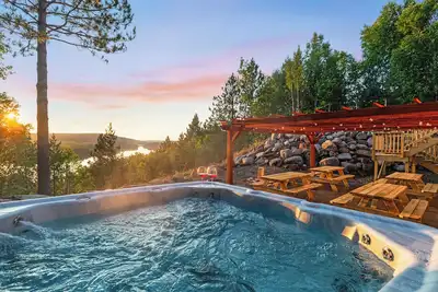 Image de Sleeps 20-Lake Views-Ski-Golf-Game Room-Arcades-Sauna-Jacuzzi-Playground-Firepit