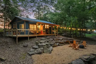 Image de Lakefront — Walk to Water — Fire Pit — WiFi — Grill