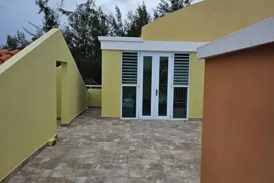 Image de Charming 3-bedroom penthouse condo with Ac, WiFi in awesome Medianía beachfront