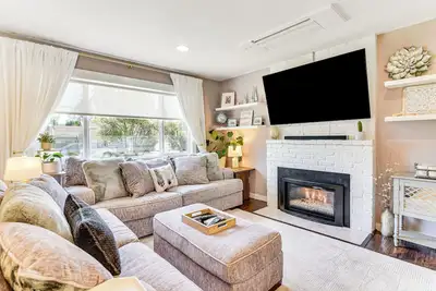 Image de 7 Mi to Vancouver Waterfront: Sleek Home w/ Yard!