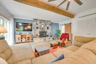 Image de Updated Cabin w/ 2 Suites, Fire Pit & Forest Views