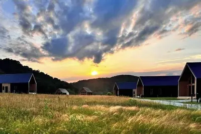 Image de Three Suns Cabins - Full Rental - 8 Cabins