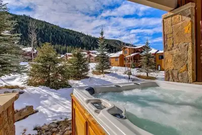 Image de Modern Mountain Escape - Walk to Lifts - Private Hot Tub, Views, Work-Friendly