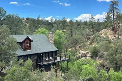 Image de Storybook 3-bedroom cabin in the beautiful Prescott Pines! Near whiskey row!
