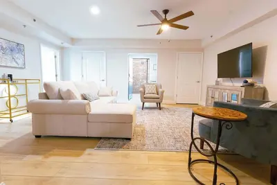 Image de Best Downtown Lexington location! + free parking