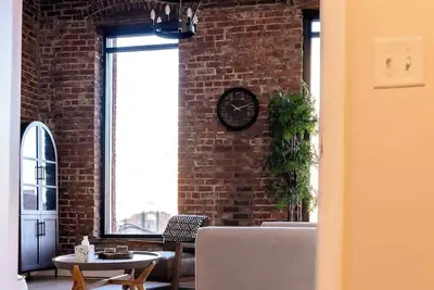 Image de Comfort meets luxury in this city condo!