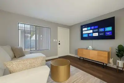 Image de 2KingBd 2br  2Bath  70” Smart Tv  10min Old Town