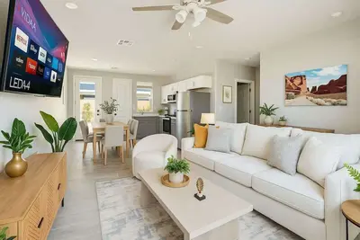 Image de Comfy 2br | 70” Smart Tv | Sleeps 7 | Free Parking