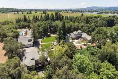 Image de Luxurious Enchanting Healdsburg estate style retreat, sleeps 12, pool, firepit