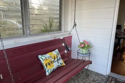 Image de Charming Historic Cottage with Cozy Porch and Garden Retreat