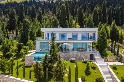 Image de Horizon Villa: Luxurious Lakefront Retreat