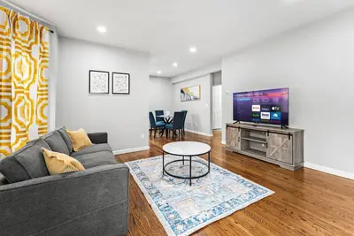 Image de New! Lux 3br w/ 400 Mbps Wifi | Roku Tv & Games!