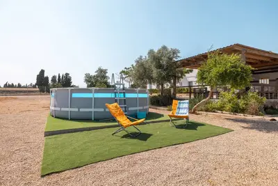 Image de Petite maison 'MasĂa Punta L'abat' avec vue sur les montagnes, piscine privĂ©e et terrasse privĂ©e