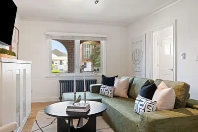 Image de Upscale Toronto Home Near Transit | Office | King Beds | Garden | Backyard Oasis