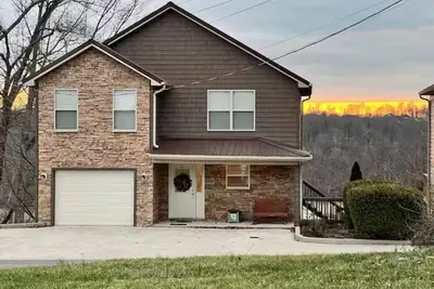 Image de 💦 Lake It Easy Retreat – Lakeview • Hot Tub • Game Room • By Lee's Ford Marina ➠ 949