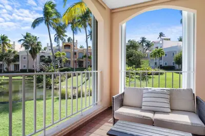 Image de Cozy 2br Apt w/ Pool & Balcony