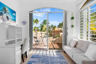 Image de Studio w/ King Bed & Balcony