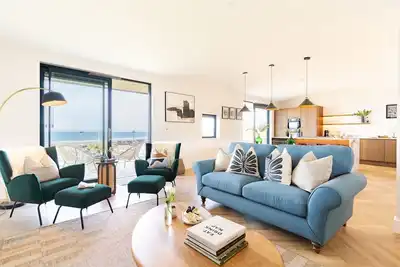 Image de The Pepperpot is a detached, four bedroomed seafront retreat with a games room, with incredible view
