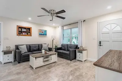 Image de Cozy Modern Home –Renovated Retreat, Prime Location