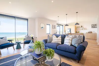 Image de The Watchtower is a sumptous, light-filled end of terrace retreat directly on the Widemouth Bay shor