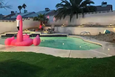 Image de 🔥 Modern Home w/ Private Pool, Hot Tub, Game Room & Parking - 20 min to Strip