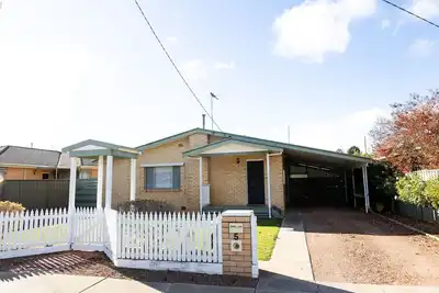 Image de North Central Spacious Charmer