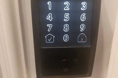 Image de Welcome to our beautifully renovated 2br  Basement  | Minutes from Yyz