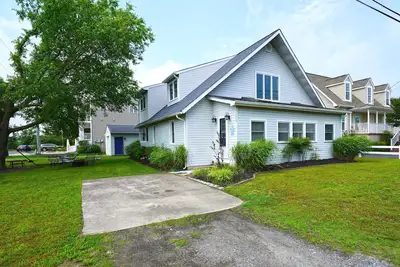 Image de Family-friendly 4br w/ steps to the Bay, Bonus Room, Big Yard, & Outdoor Shower