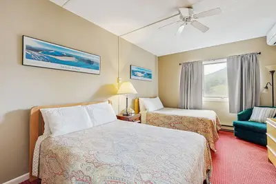 Image de Mountainside efficiency w/ pool & hot tub; walk to lifts & town