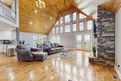 Image de Scenic lakeview retreat with wraparound deck, vaulted ceilings & game room