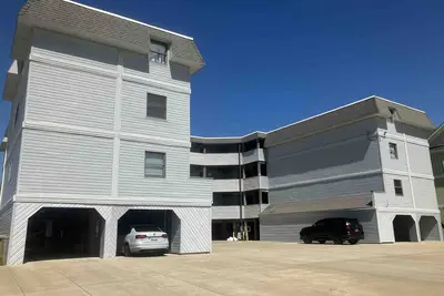 Image de Top floor ocean view condo w/ Ac, shaded porch and beach access
