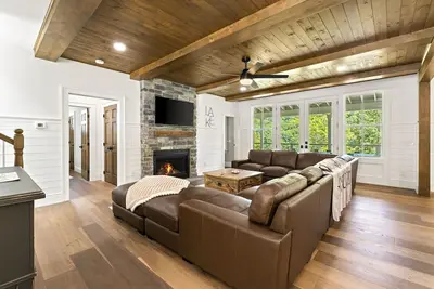 Image de Modern lakefront retreat with private dock, game room, grill, & boat access