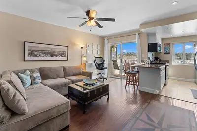 Image de 302b Amazing Location! Gorgeous Marina Views! Steps from Top Rated Harbor Beach