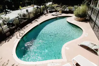 Image de 6th St Escape w/Refreshing Pool – Walk Everywhere!