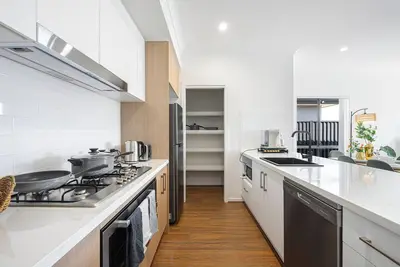 Image de Spacious 5-bedroom building in brilliant Austral with Ac