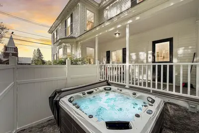 Image de The Manor on Main | Hot Tub, Pond Access, 5 Bedrms