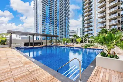 Image de Aloha Heights: Luxury 1-Bedroom Condo with Pool, Gym & Ocean Views