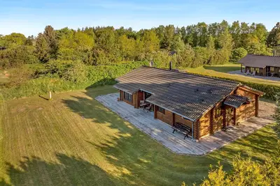 Image de Well-maintained log house with hot tub, sauna and covered terrace in Thy.