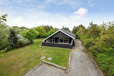 Image de Lovely holiday home with modern facilities and fenced grounds.